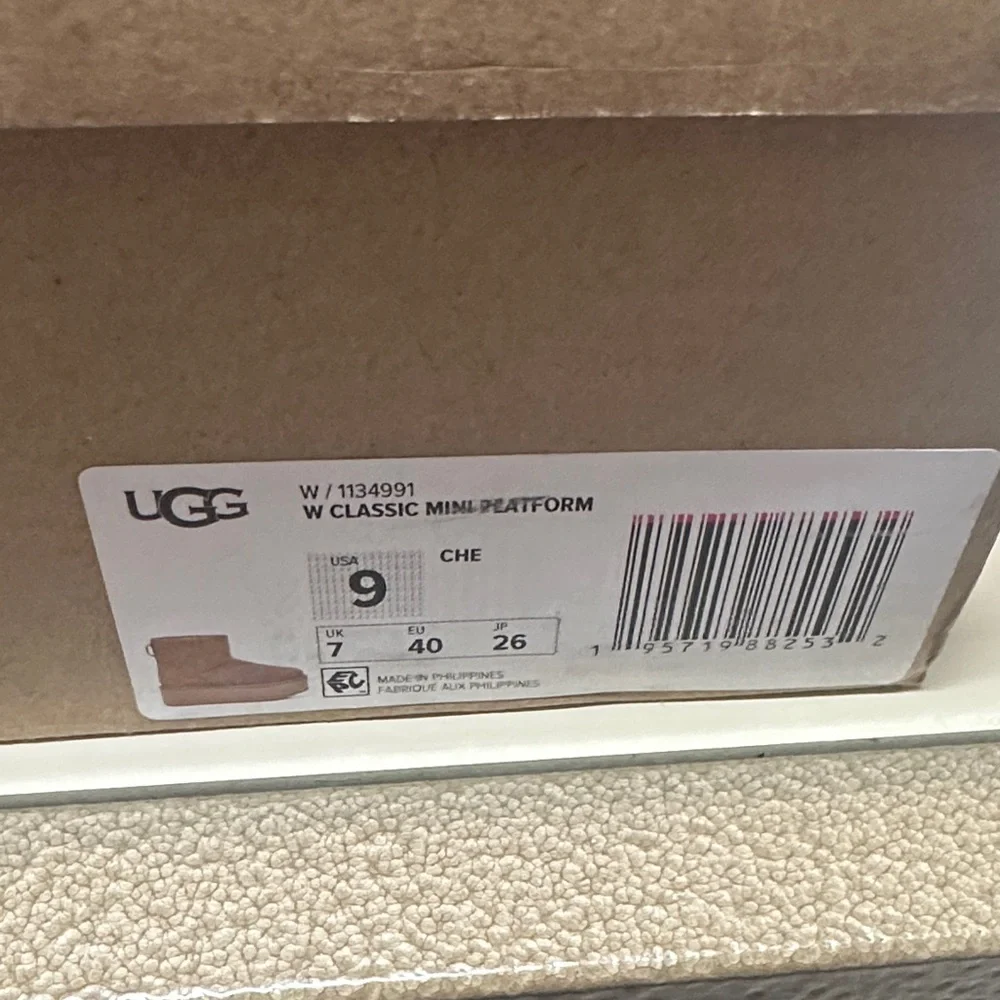 LAST ONE!!!Ugg Women’s Classic Mini Platform Chestnut Suede Shearling Ankle Boot